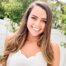 Melanie Farrell's Instagram, Twitter & Facebook