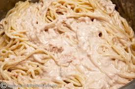 Fierbeti spaghetele conform instructiunilor de pe ambalaj. Paste Cu Ton Si Smantana Diva In Bucatarie
