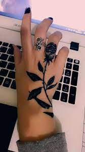 Schonste Black Rose Tattoo Design Mit Schwarzer Tinte Beautiful Black Schonste Schwarze Rose Tattoo Rose Hand Tattoo Hand Tattoos Finger Tattoos