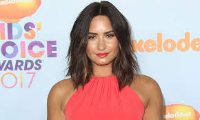 Her gorgeous, glowy selfie showed off a sleek bob as she donned a gray. Demi Lovato S Tousled Lob How To Achieve Her Laid Back Hair Look Hello