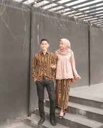 Terkait dengan baju couple gamis muslim untuk kondangan terkini, banyak sekali modelnya, misalnya baju gamis kombinasi batik, baju gamis muslim kombinasi brokat. 91 Gambar Baju Couple Model Brokat Paling Keren Modelbaju Id