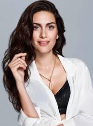 Berguzar Korel S Haare Make Up Und Style Berguzar Haare Korel Style Unluler Aktor Stil