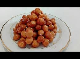 Preparate la glassa bianca mettendo l'albume in una ciotola e iniziando a montare. Pignolata Siciliana Struffoli Napoletani Piccole Palline Di Pasta Fritta Ricetta Di Carnevale Youtube