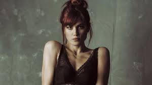 Έχει πάει σύνολο με…12 συντρόφους και η ηλικία που έκανε έρωτα ήταν 16 χρονών. Mairh Synatsakh Se Allo Epipedo