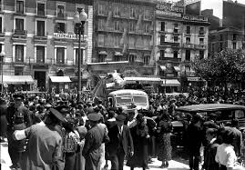 Desfile En Zaragoza Mostrando Avion Prorepublicano Derribado Plaza Espana Restos Del Fuselaje Del Bombardero Biplano Vickers Vil Zaragoza Fotos Antiguas Fotos