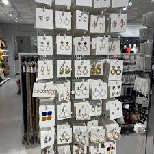 Überprüfen sie fahrpläne und entfernungen. H M Clothing Store