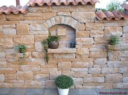 Zu den gängigen materialien für den bau einer gartenmauer gehören unter anderem ziegelsteine und natursteine sowie pflanzringe, die ebenfalls gern für gartenmauern genutzt werden. Gartenmauer Im Sudlandischen Stil Mit Viel Liebe Zum Detail Auch Verwendet Monch Nonne Halbschale Teja Curva Und A Gartenmauer Steinmauer Garten Gartenmauern