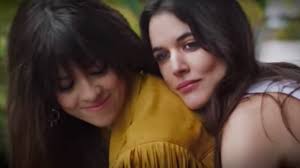Vanesa Martín y Adriana Ugarte protagonizan un apasionado beso en el  videoclip de De tus ojos