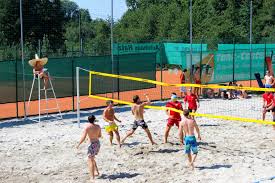 Jun 13, 2021 · neuer glanz für das volleyballfeld in ramsdorf spieler haben am wochenende mit angepackt. Beachvolleyball Platz