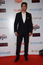 Filmfare Awards Bollywood Stars Heat Up The Red Carpet Entertainment Emirates24 7 Priyanka chopra walked the oscars 2016 red carpet on monday morning in full confidence. emirates 24 7