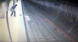 De nicaieri apare un barbat care o impinge, pur si simplu, in fata metroului. Video È™ocant Cu Impact EmoÈ›ional Cum A Fost ImpinsÄƒ TanÄƒra In FaÈ›a Metroului