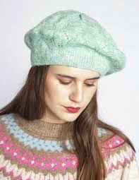 Looks navideños retro de King Louie: boinas, estampados y pantalones  acampanados