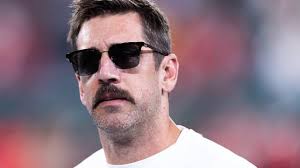 Aaron Rodgers challenges Travis Kelce to vaccine debate : r/popculturechat