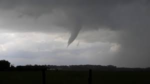 A záport kísérő szélvihar gyökerestől tépte ki a fákat, és nehéz szemetes konténereket csapott játszi könnyedséggel. Osszefoglalo A 2019 Es Konvektiv Szezonrol Szupercella Hu