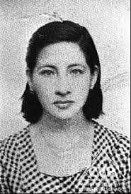 Edith Lagos en la memoria: en busca de lo real perdido] Nacida en 1962[1],  representa el desafío de las mujeres andinas ante una sociedad  profundamente clasista, racista y sexista. A su juventud,