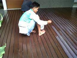 Kayu ulin atau kayu besi umumnya memiliki warna gelap dan tahan terhadap air, bahkan air laut. Ulin On Invaber Custom Beberapa Warna Tergantung Selera Seperti Katalog Harga Lantai Kayu Produk Lantai Kayu Jati Sama Seperti Kayu Ulin Salah Satu Kelebihan Kayu Memiliki Tingkat Kekerasan Kelas Contoh Terpasang Lantai