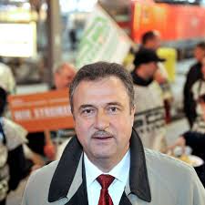 Focus online veröffentlichte unterdessen weselskys wohnort und beschrieb, wie es hinter seiner haustür aussieht. Gewerkschaft Der Lokfuhrer Chef Weselsky Attackiert Deutsche Bahn Der Spiegel