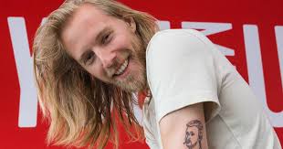 Loretta schrijver haar sterrenbeeld is stier en ze is. Qmusic Dj Choqueert Met Tattoo Van Presentator Streetlab Show Ad Nl