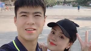 Lỡ tay đánh rồi lườm vợ, Văn Đức bị Nhật Linh dằn mặt hài hước: "Có ai suốt  ngày tét đùi với cắn vợ không?"