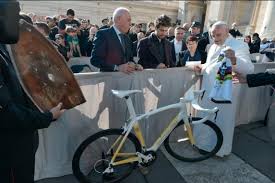 Nueve ciclistas colombianos estarán presentes en la edición 100 de la vuelta a cataluña. Rigoberto Uran Gifts New Bike To Backpack Wearing Farmer Strava Local Legends Feature More Or Less Host Reflects On Fall That Left Bits Of His Face On Road Temporary Bike Lanes A Matter