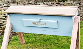 The top bars just lay on top of the hive foundation frame. Prince Charles Puts His Handcrafted Bee Hive Up For Sale Daily Mail Online