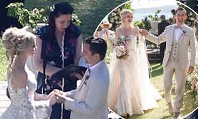 Ezer photo is a professional photography outfit that specializes in documenting momentous wedding occasions out of los angeles, california. Matt Bellamy S Wedding And Elle Evans Wears Beautiful Lace Gown Daily Mail Online