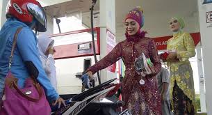 Namun keberadaan kebaya dan kain tradisional tetap ada di hati masyarakat indonesia. Cantiknya Karyawati Spbu Pakai Kebaya Di Hari Kartini Okezone News