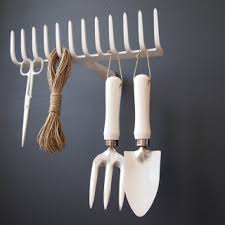 Alte Weiss Getunchte Gartenrechen Als Garderobe Garderobe Gartenrechen Getunchte Gartenrechen Garten Aufbewahrung Garten