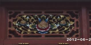 Rak sebagai penambah nilai seni di rumah kayu Ukiran Kayu Yang Indah Dan Menawan Untuk Hiasan Rumah