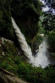 Njut av vulkanerna i området, och ägna dig åt saker som spaanläggningarna. Pailon Del Diablo Banos De Agua Santa Tungurahua Ecuador By Rendershock Waterfall Water Outdoor
