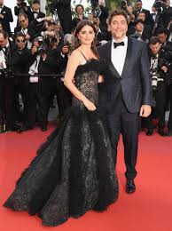The film centers on laura (cruz), who travels from argentina to her small hometown in spain with her two children to attend her sister's wedding. Penelope Cruz And Javier Bardem Received Equal Pay For Their Film Everybody Knows Entertainment Tonight