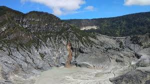 Sangkuriang adalah legenda yang berasal dari jawa barat. Gunung Tangkuban Parahu Tribunnewswiki Com Mobile