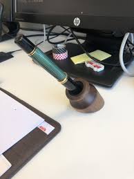 Für schule und schreibtisch darf ein collegeblock nicht fehlen. Halter Fur Den Schreibtisch Penexchange