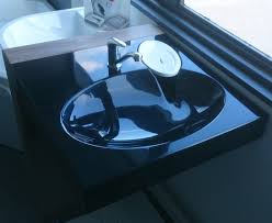 Lavabo Gain De Place A Placer Au Dessus De La Machine A Laver Tres Classe Dans Son Costume Noir Et Blanc Gain De Place Baignoire Gain De Place Machine A Laver