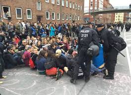 Der mann stellte sich der polizei. Eil Nach Sitzblockade Polizei Kieler Nachrichten Facebook