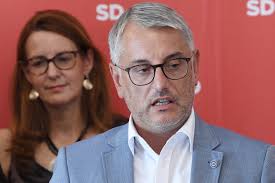 Škandalozno! Žena najbogatejšega poslanca Matjaža Hana na veliko posluje z  državo in državnimi podjetji!