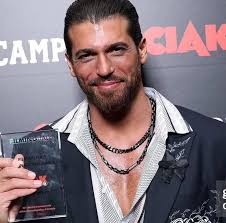 Me imagino a Can disfrutando del espectáculo y luego divirtiéndose sabiendo  que siempre ha tenido razón. Llevo esperando la caída de la mafia turca  desde el día de mi exilio en Chipre.