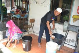 Bubur lambuk diperbuat daripada beras dengan campuran rempah dan sayuran pucuk paku miding. Tak Pernah Cuti Masak Bubur Lambuk Sejak 40 Tahun