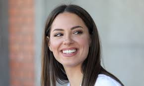 Pjevačica pokazala atribute: Sara Jo pozirala u kostimu bez grudnjaka FOTO 