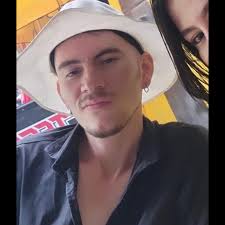 La historia de Devin Gaines sigue inspirando a miles. En solo cinco años,  obtuvo cinco títulos universitarios en computación, ciencias cognitivas,  teatro, lingüística, psicología y cine en la Universidad de Connecticut.  Todo