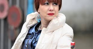 In aceasta seara avem parte de un nou episod plin de umor din serialul las fierbinti de marti seara, 26 noiembrie 2019 sezonul 16, episodul 22, ce va fi difuzat in aceasta seara de la ora 20:30 pe protv. Aspirina Din Las FierbinÅ£i SchimbatÄ Total In ViaÅ£a RealÄ In Serial PoartÄ PerucÄ Dar IatÄ Cum AratÄ TunsÄ Scurt
