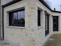 La solution est de laver les bas de mur régulièrement et d'éviter le contact de l'enduit avec le sol. Finition Exterieure En Enduit Facon Calcaire Facade Maison Maison En Pierre Decoration Facade Maison