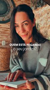 Esse poema me fez pensar…, A gente perde tanto tempo olhando pra vida dos  outros, né?, Comparando, criticando, tentando entender o que o outro faz ou  deixa de fazer…, E no meio disso, esquece de ...