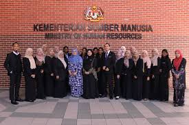 Pendidikan dan latihan teknikal dan vokasional (tvet) di politeknik mula diperkenal di malaysia melalui penubuhan politeknik pertamanya, politeknik ungku omar di ipoh di bawah pelan pembangunan diploma sains kesetiausahaan. Kem Sumber Manusia ×'×˜×•×•×™×˜×¨ Lawatan Akademik Daripada Pelajar Pelajar Diploma Sains Kesetiausahaan Dsk5b Politeknik Sultan Idris Shah Sabak Bernam Ke Kementerian Sumber Manusia Ksm Pada Pagi Tadi Https T Co Dix7npperw