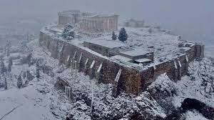 Η κορυφή του έχει σχήμα τραπεζοειδές μήκους 300 μ. H Xionismenh Akropolh Sta 3ena Mme Die8nh Thepressroom Gr