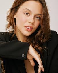 Nicole Dutra's Instagram, Twitter & Facebook