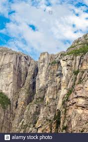 Vor zweieinhalb stunden sind wir an der preikestolen fjellstue weiter unten aufgebrochen. Preikestolen Von Unten Stavanger Norwegen Stockfotografie Alamy