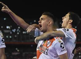 The game was rearranged for sunday at 20:00 gmt, 24 hours later than planned, but. River Plate Schlagt Boca Juniors 1 700 Polizisten Im Einsatz Web De
