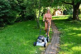 Einen garten and ein schwimmbad hat es auch. Nudechrissy Video Gallery Store Nackt Im Garten