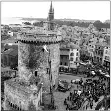 L Oeil Des Archives Il Y A 60 Ans Mariage De Funambules Entre Les Tours De La Rochelle Sud Ouest Fr La Rochelle Tours Tour Du Monde